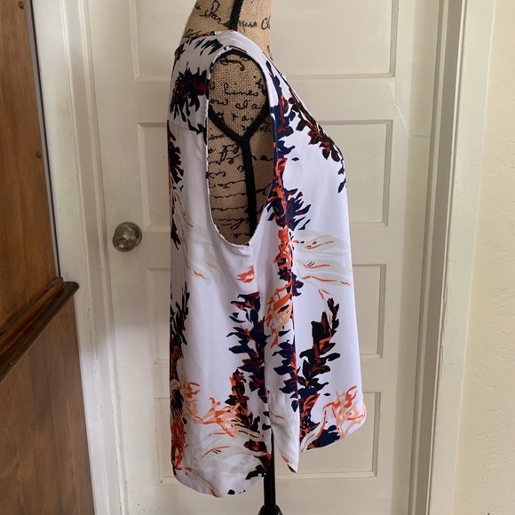 Sleeveless Blouse - Picture 3 of 8